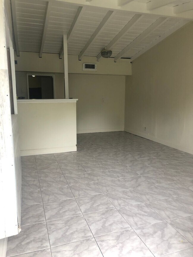 Building Photo - Large 5-2 with 2 car garage