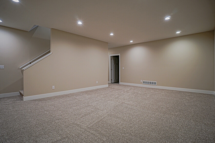 Building Photo - 8710 S 78th St