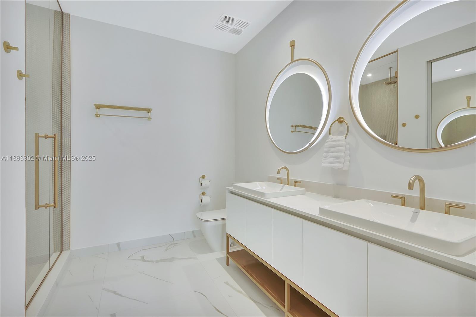 Building Photo - 2655 S Bayshore Dr