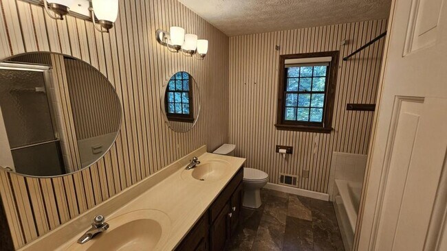 Building Photo - 2858 Livsey Dr