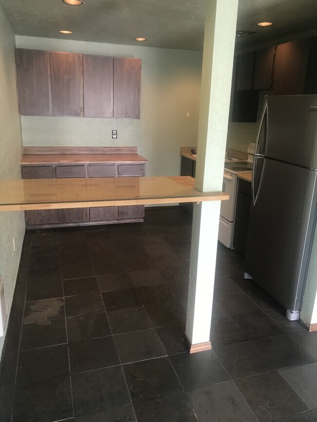 Building Photo - Adorable Condo in NE Bend!
