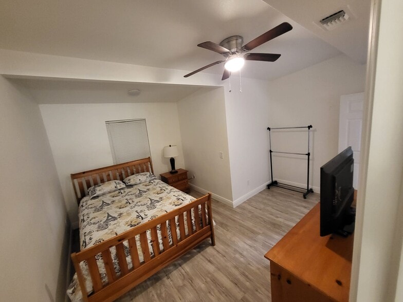 Building Photo - 802 Ferndell Rd