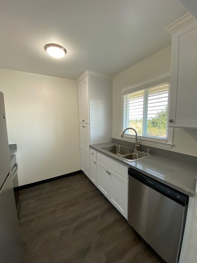 Building Photo - Upstairs beautifully renovated 1 bedroom 1 bath in the Monterey Sunbelt