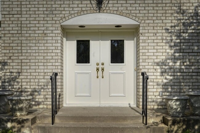 Building Photo - 5721 Londonderry Rd