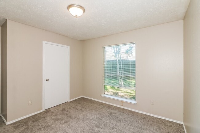 Building Photo - 15306 Evergreen Pl Dr