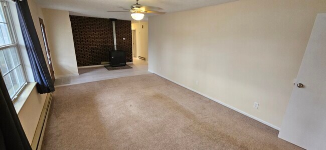 Front living room with view of hallway - 578 Tyler St
