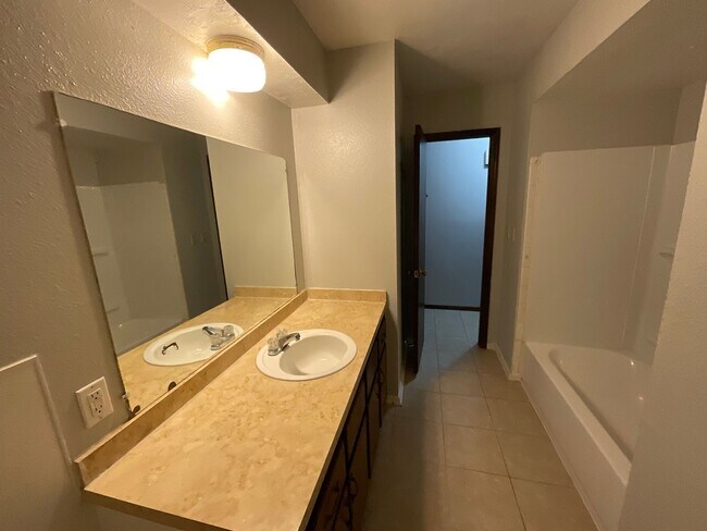 Building Photo - 3 Bed, 1 1/2 Bath, 1 Car Garage