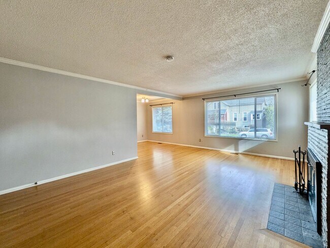 Building Photo - Spacious 2 Bedroom 1 Bathroom Unit Located in a Great Area Just a Few Blocks From The Hawthorne D...