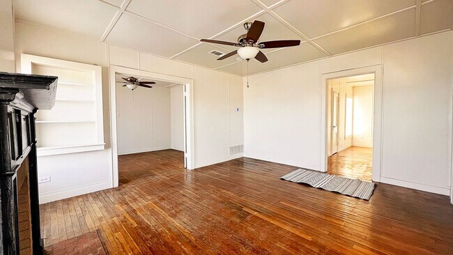 Building Photo - Updated and ready for move in immediately!