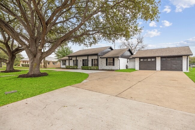 Building Photo - 8414 N Tahoe Dr
