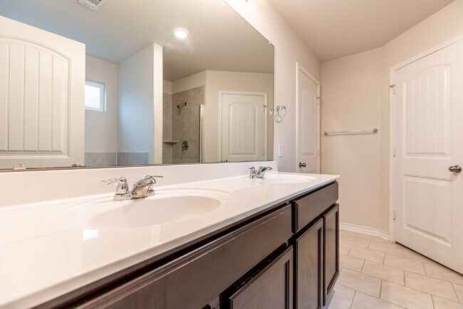 Building Photo - 2918 Lindenwood Run