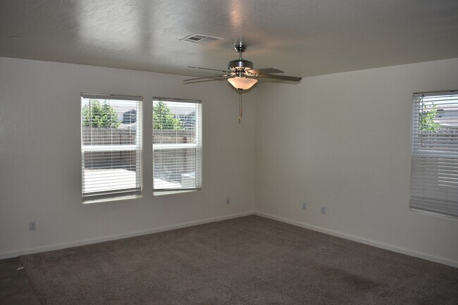 Building Photo - 698 Jessie Dr