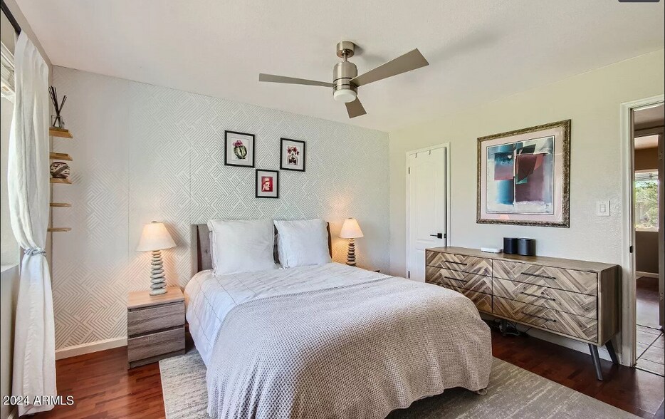 Building Photo - 422 E Balboa Dr