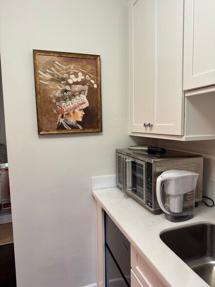 Kitchenette - 213 E Lakewood Rd