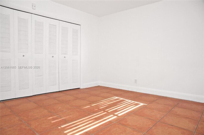 Building Photo - 304 SE 9th Ct