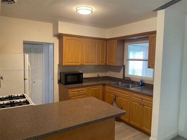Building Photo - 1612 NE 110th Terrace