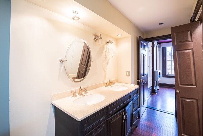 Building Photo - Charming Three Bed Point Breeze Townhome
