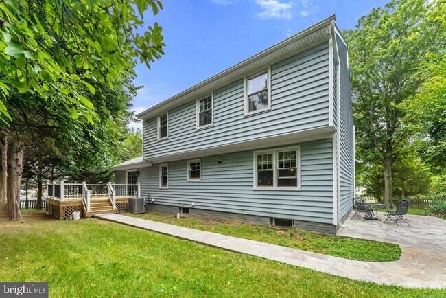 Building Photo - 8000 Sandburg Ct