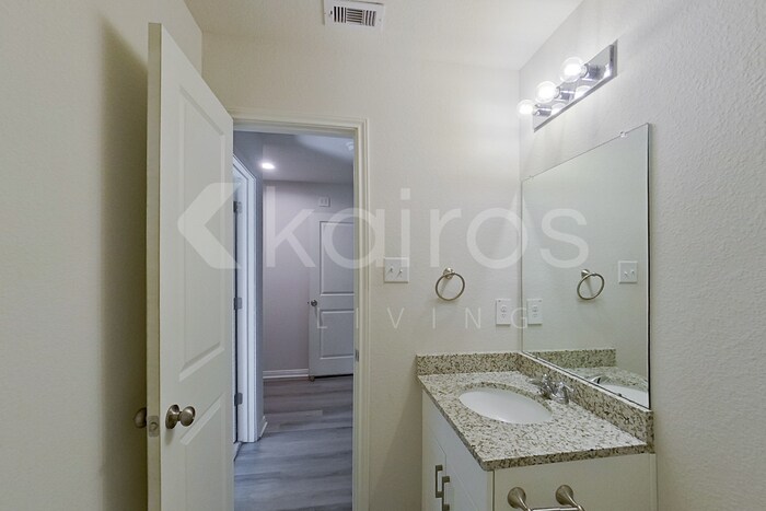 Building Photo - 236 Bluebonnet