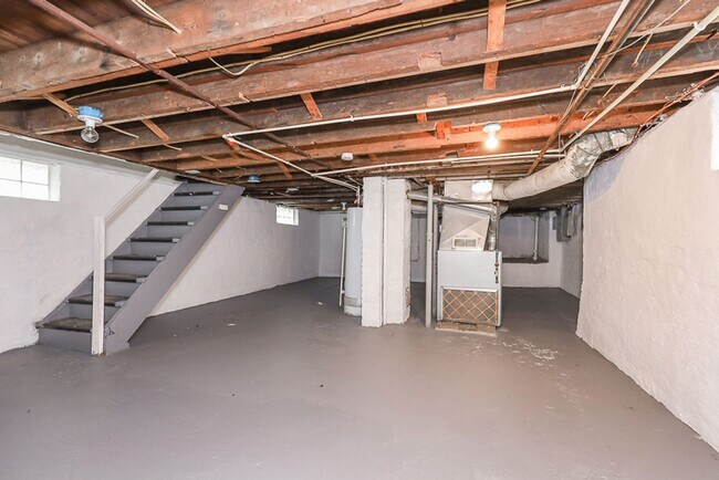 Building Photo - Spacious 3 bedroom/1 bath Single house! Ga...