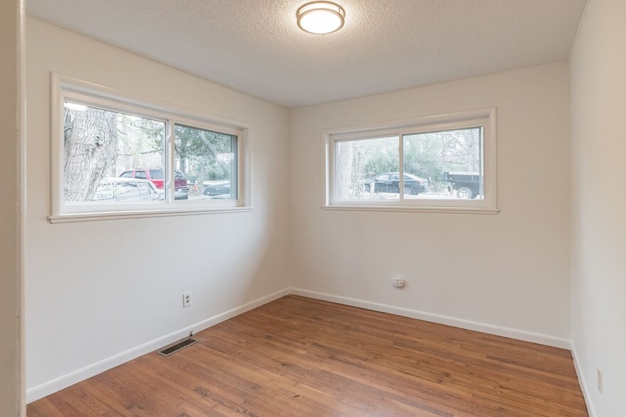 Building Photo - 1737 E 5th St