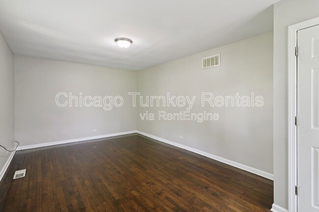 Building Photo - 16538 Park Ave