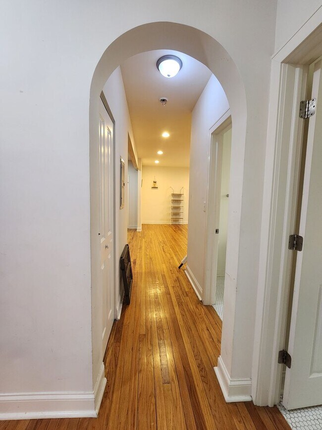 Building Photo - Large 2-bed/2-bath Apartment With Updated Kitchen and Large Living Room