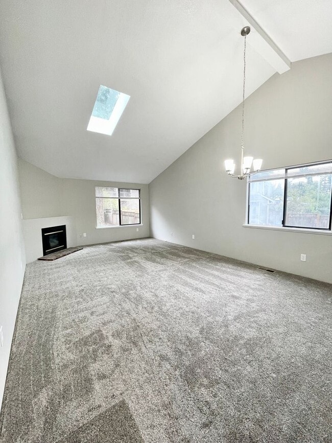 Building Photo - Large 2 bedroom, 1.5 bathroom Townhouse st...