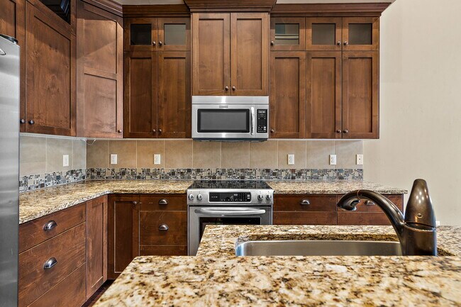 Building Photo - 923 S Lone Willow Ave