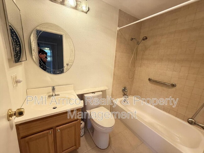 Building Photo - 2202 Clubhouse Dr