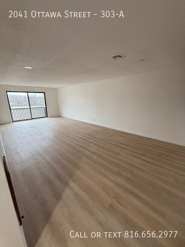 Building Photo - 3 Bed 2 Bath unit, 1300 square feet.