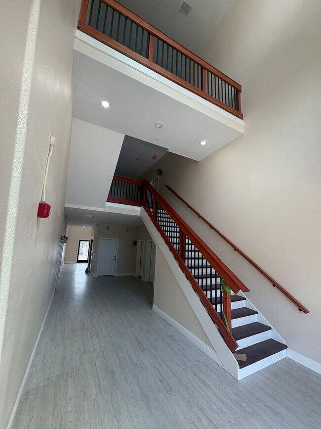 Building Photo - Luxury 2 Bed 2 Bath, Downtown Eustis Full ...