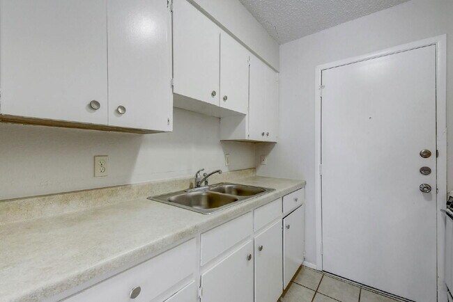 Building Photo - 4806 Russet Hill Dr