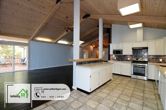 Building Photo - 875 Lakeview Dr