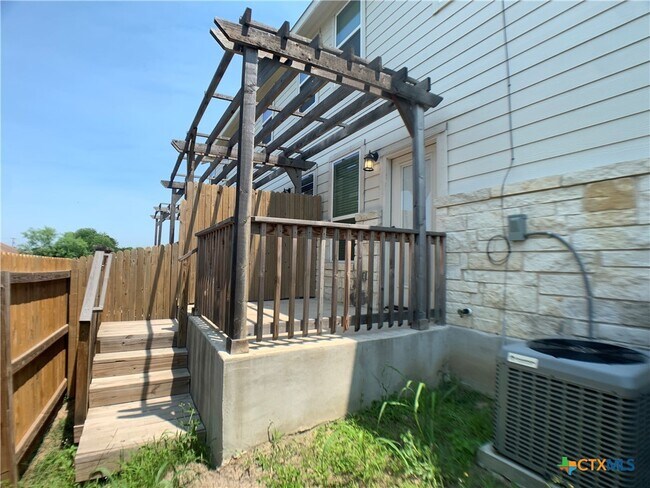Building Photo - 318 Untermaier St