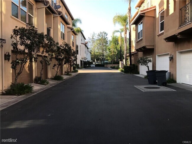 Building Photo - 2 br, 3 bath Townhome - 2481 Wagner St Unit 8