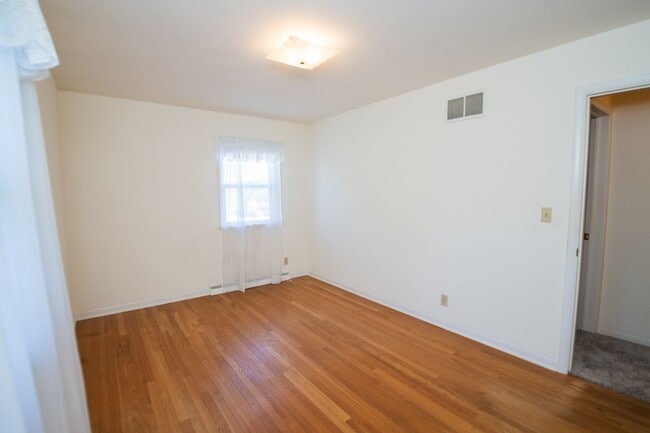 Building Photo - 3 bed 2 bath home in Valparaiso