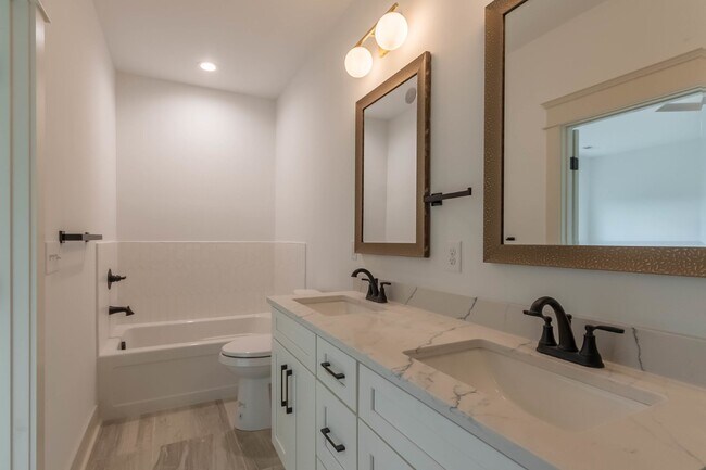 Building Photo - 2 Bed 2.5 Bath End Unit Townhome!