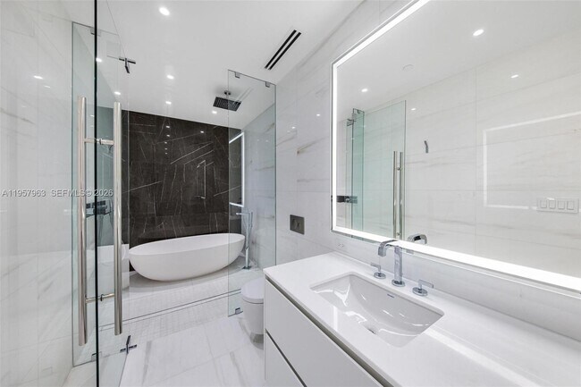 Building Photo - 300 Biscayne Blvd Way