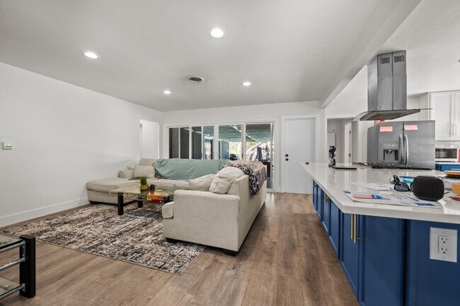 Building Photo - Private pool with canyon views!