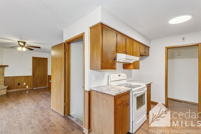 Building Photo - Mid Century 3 Bedroom