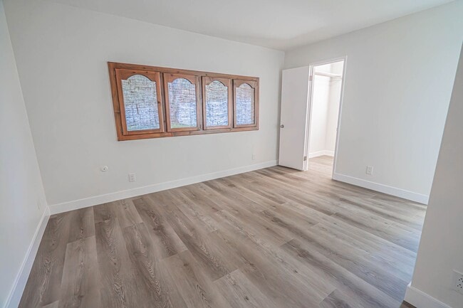 Building Photo - 3-Bedroom Home with Dog Run and Private Yard in Santa Clarita!