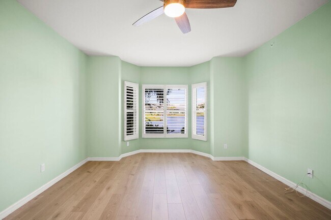 Building Photo - Stunning 2 beds 2 baths condo with lake vi...