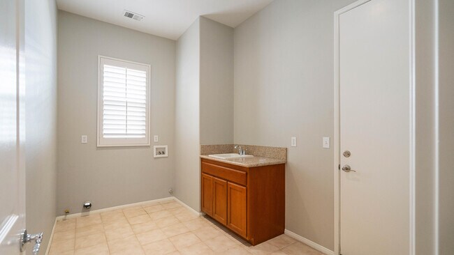 Building Photo - 49142 Barrymore St