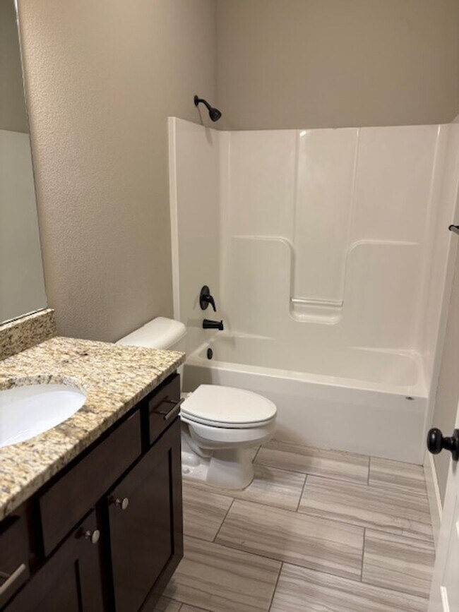 Building Photo - BEAUTIFUL TOWNHOUSE IN A GREAT LOCATION!!!