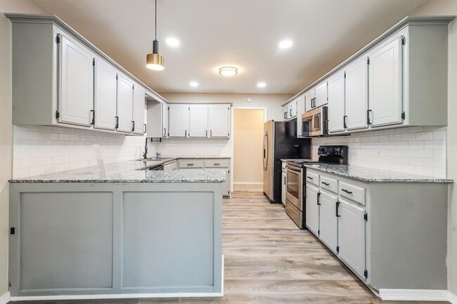 Building Photo - 10025 S Linn Ave