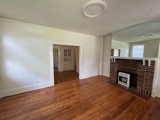 Building Photo - 2121 Winona Ave