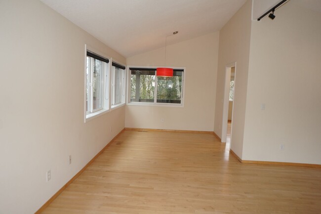 Building Photo - Beautiful NW Portland Heights 4 bedroom