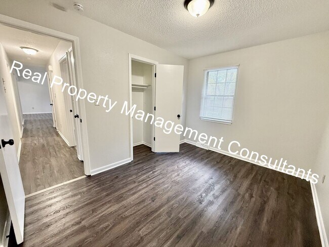 Building Photo - Beautifully Updated Split-Level Home in Blue Springs