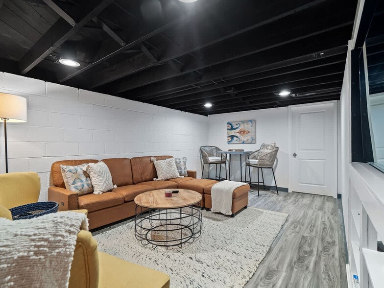 Building Photo - 3815 Ellendale Rd